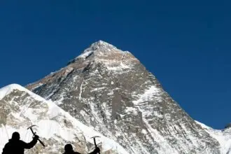 Mount Everest Unveiled: Heart-Stopping Danger and Jaw-Splitting Beauty on the Roof of the World